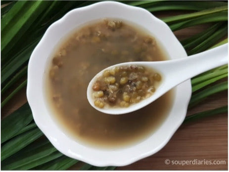 Chinese Sweet Mung Bean Soup (Lü Dòu Tāng)